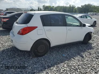 2009 Nissan Versa S z VIN 3N1BC13E79L490369, wystawiony jako Copart lot #51960035 z przebiegiem 160 125 mil mil oraz Nie do naprawy • Non repairable. Historia ofert i sprzedaży dostępna na DreamBid. Obrazek 3.