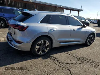 2022 Audi e-tron Premium Plus с VIN WA1LAAGE1NB026520, выставлен на аукционе Copart как лот 55696855 с пробегом 27 219 миль миль и Списание • Salvage title. История ставок и продаж доступна на DreamBid. Изображение 3.