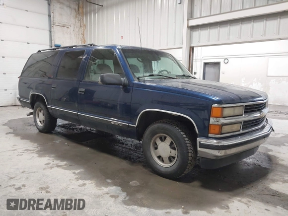 1999 Chevrolet Suburban with VIN 3GNEC16RXXG237570, listed as a IAAI auction lot 40210234 with 176,902 mi miles. Bid and sale history available at carsss.com. Image 1.