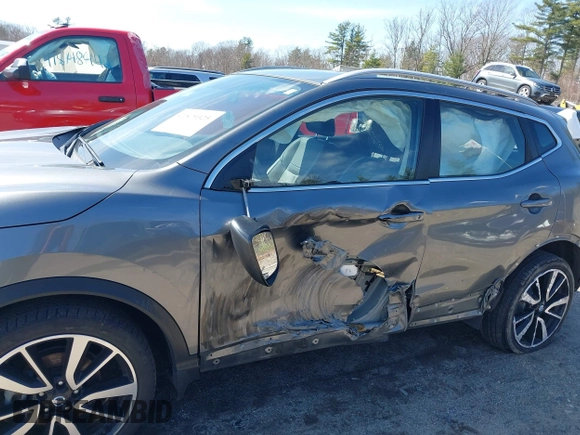 2017 Nissan Rogue SL with VIN JN1BJ1CR8HW118279, listed as a IAAI auction lot 41879325 with 38,780 mi miles and . Bid and sale history available at DreamBid. Image 6.