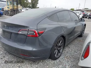 2023 Tesla Model 3 z VIN 5YJ3E1EAXPF403095, wystawiony jako IAAI lot #42151764 z przebiegiem 17 872 mil mil oraz . Historia ofert i sprzedaży dostępna na DreamBid. Obrazek 4.
