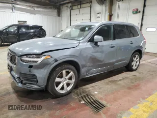 2023 Volvo XC90 Core z VIN YV4L12PV8P1906471, wystawiony jako Copart lot #46179345 z przebiegiem 63 081 mil mil oraz Szkoda całkowita • Salvage title. Historia ofert i sprzedaży dostępna na DreamBid. Obrazek 1.
