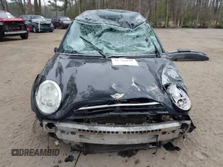 2005 MINI Hardtop z VIN WMWRC33445TJ64482, wystawiony jako IAAI lot #41798048 z przebiegiem 115 656 mil mil oraz . Historia ofert i sprzedaży dostępna na DreamBid. Obrazek 6.