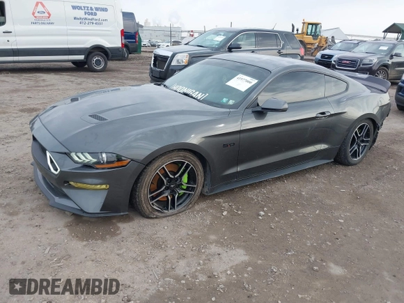 2018 Ford Mustang GT z VIN 1FA6P8CF9J5179766, wystawiony jako IAAI lot #41977000 z przebiegiem 83 608 mil mil oraz . Historia ofert i sprzedaży dostępna na DreamBid. Obrazek 2.