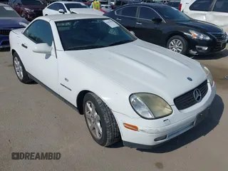 1999 Mercedes-Benz SLK 230/320 z VIN WDBKK47F7XF126995, wystawiony jako IAAI lot #42453023 z przebiegiem 215 676 mil mil oraz . Historia ofert i sprzedaży dostępna na DreamBid. Obrazek 1.