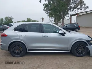 2017 Porsche Cayenne S z VIN WP1AB2A2XHLA51668, wystawiony jako IAAI lot #42347854 z przebiegiem 85 227 mil mil oraz . Historia ofert i sprzedaży dostępna na DreamBid. Obrazek 13.