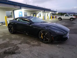 2023 Aston Martin DB11 z VIN SCFRMFAV3PGL11773, wystawiony jako Copart lot #82879093 z przebiegiem Nie podano mil oraz . Historia ofert i sprzedaży dostępna na DreamBid. Obrazek 4.