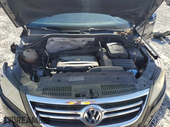 2010 Volkswagen Tiguan Wolfsburg Edition z VIN WVGAV7AX2AW527803, wystawiony jako Copart lot #55920475 z przebiegiem 107 682 mil mil oraz Szkoda całkowita • Salvage title. Historia ofert i sprzedaży dostępna na DreamBid. Obrazek 12.