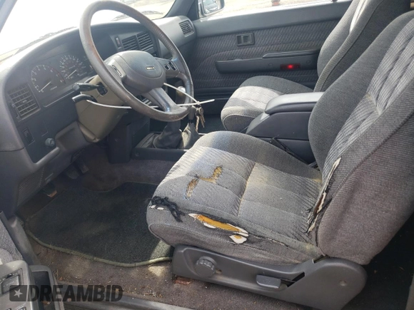 1991 Toyota Pickup DLX z VIN JT4VN13G3M5064161, wystawiony jako Copart lot #57963035 z przebiegiem 232 994 mil mil oraz Szkody całkowita. Historia ofert i sprzedaży dostępna na DreamBid. Obrazek 7.
