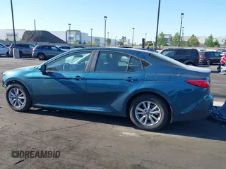 2025 Toyota Camry LE z VIN 4T1DAACK0SU038983, wystawiony jako IAAI lot #42300193 z przebiegiem 8690 mil mil oraz . Historia ofert i sprzedaży dostępna na DreamBid. Obrazek 15.