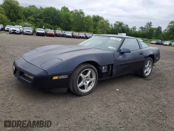 1988 Chevrolet Corvette z VIN 1G1YY218XJ5122454, wystawiony jako Copart lot #57773835 z przebiegiem 90 807 mil mil oraz Czysty tytuł • Clean title. Historia ofert i sprzedaży dostępna na DreamBid. Obrazek 1.