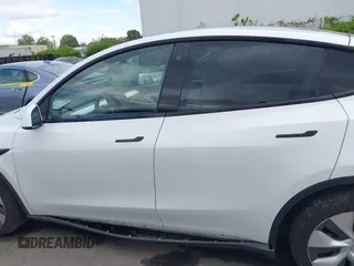 2022 Tesla Model Y Long Range z VIN 7SAYGDEE6NF419332, wystawiony jako IAAI lot #42020974 z przebiegiem 55 680 mil mil oraz . Historia ofert i sprzedaży dostępna na DreamBid. Obrazek 14.