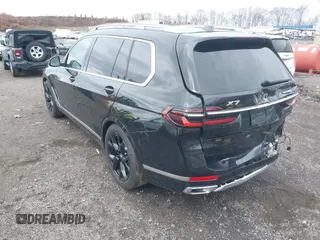 2025 BMW X7 xDrive40i z VIN 5UX23EM01S9Y67220, wystawiony jako IAAI lot #41722504 z przebiegiem 7 522 mil mil oraz . Historia ofert i sprzedaży dostępna na DreamBid. Obrazek 3.