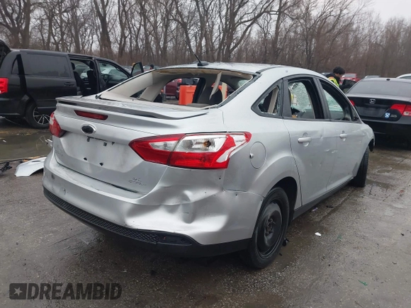 2013 Ford Focus SE z VIN 1FADP3F28DL107069, wystawiony jako IAAI lot #41412256 z przebiegiem 160 727 mil mil oraz . Historia ofert i sprzedaży dostępna na DreamBid. Obrazek 4.