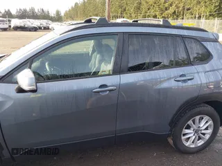 2024 Toyota Corolla Cross LE z VIN 7MUBAABG1RV100050, wystawiony jako IAAI lot #41826083 z przebiegiem 1 206 mil mil oraz . Historia ofert i sprzedaży dostępna na DreamBid. Obrazek 14.