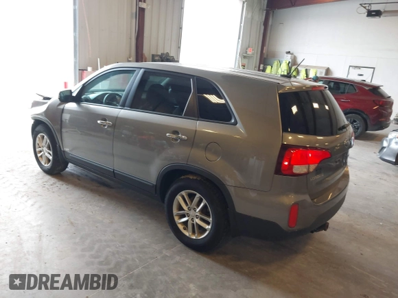2015 Kia Sorento LX with VIN 5XYKTCA68FG640609, listed as a IAAI auction lot 41902622 with 140,514 mi miles. Bid and sale history available at carsss.com. Image 3.