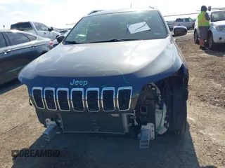 2020 Jeep Cherokee Altitude with VIN 1C4PJLLB5LD580742, listed as a IAAI auction lot 41483128 with 77,127 mi miles. Bid and sale history available at carsss.com. Image 6.