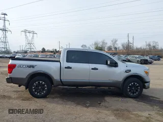 2017 Nissan Titan SL z VIN 1N6AA1E58HN506456, wystawiony jako IAAI lot #41521294 z przebiegiem 59 252 mil mil oraz . Historia ofert i sprzedaży dostępna na DreamBid. Obrazek 13.