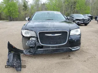 2015 Chrysler 300 Limited z VIN 2C3CCAAG3FH832723, wystawiony jako Copart lot #56842405 z przebiegiem 5 455 mil mil oraz Czysty tytuł • Clean title. Historia ofert i sprzedaży dostępna na DreamBid. Obrazek 5.