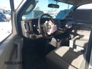 2020 Chevrolet Express Cargo z VIN 1GCWGAFP0L1242088, wystawiony jako IAAI lot #42145895 z przebiegiem Nie podano mil oraz . Historia ofert i sprzedaży dostępna na DreamBid. Obrazek 5.