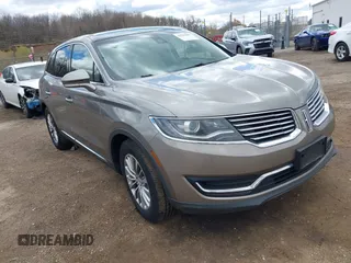 2016 Lincoln MKX Select z VIN 2LMTJ8KP4GBL90323, wystawiony jako IAAI lot #42046809 z przebiegiem 133 618 mil mil oraz . Historia ofert i sprzedaży dostępna na DreamBid. Obrazek 1.