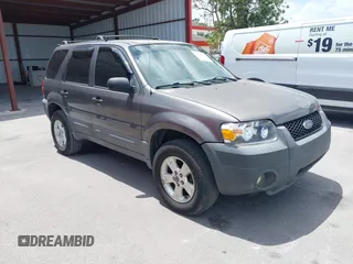 2005 Ford Escape XLT with VIN 1FMYU03175KD53760, listed as a IAAI auction lot 42124876 with 158,706 mi miles. Bid and sale history available at carsss.com. Image 1.