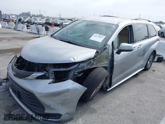 2021 Toyota Sienna LE with VIN 5TDKRKEC5MS010782, listed as a IAAI auction lot 42272827 with 196,844 mi miles and . Bid and sale history available at DreamBid. Image 17.
