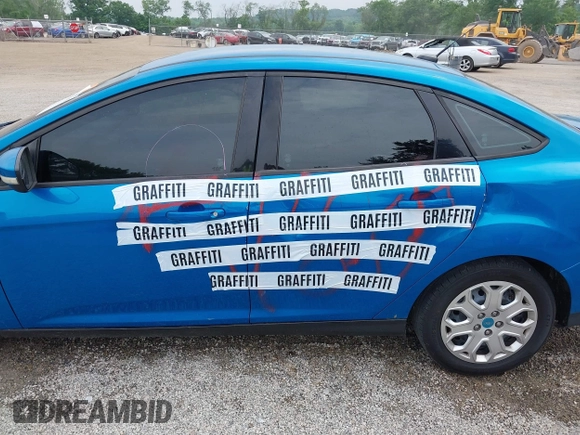 2015 Ford Focus SE z VIN 1FADP3F21FL274182, wystawiony jako IAAI lot #42441161 z przebiegiem 176 810 mil mil oraz . Historia ofert i sprzedaży dostępna na DreamBid. Obrazek 6.
