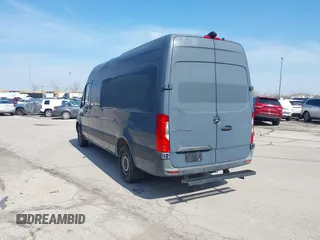 2019 Mercedes-Benz Sprinter Cargo z VIN WD4PF1CD6KP140250, wystawiony jako IAAI lot #40192921 z przebiegiem 85 972 mil mil oraz . Historia ofert i sprzedaży dostępna na DreamBid. Obrazek 3.