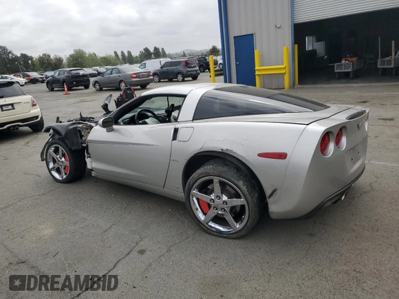 2008 Chevrolet Corvette z VIN 1G1YY26W685116510, wystawiony jako Copart lot #55888895 z przebiegiem Nie podano mil oraz Szkoda całkowita • Salvage title. Historia ofert i sprzedaży dostępna na DreamBid. Obrazek 2.
