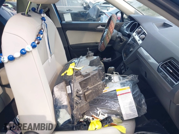 2019 Volkswagen Tiguan SE with VIN 3VV3B7AX2KM067907, listed as a IAAI auction lot 41841360 with 19,269 mi miles and . Bid and sale history available at DreamBid. Image 5.