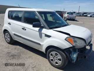 2011 Kia Soul with VIN KNDJT2A18B7335399, listed as a IAAI auction lot 42044402 with 199,371 mi miles. Bid and sale history available at carsss.com. Image 1.