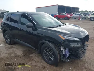 2024 Nissan Rogue S z VIN 5N1BT3AA7RC728592, wystawiony jako IAAI lot #42117877 z przebiegiem 25 299 mil mil oraz . Historia ofert i sprzedaży dostępna na DreamBid. Obrazek 1.