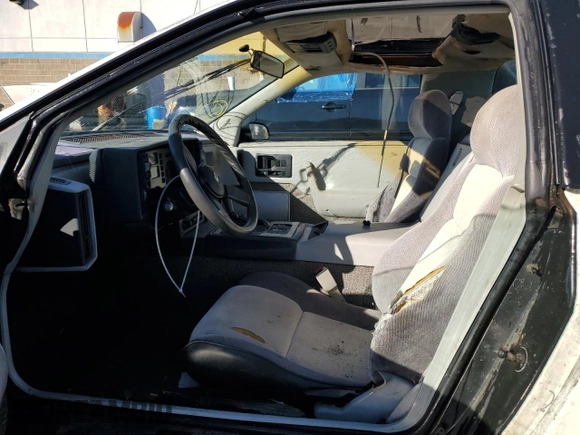 1985 Pontiac Fiero z VIN 1G2PG3796FP269589, wystawiony jako Copart lot #73338954 z przebiegiem 34 364 mil mil oraz Czysty tytuł • Clean title. Historia ofert i sprzedaży dostępna na DreamBid. Obrazek 7.