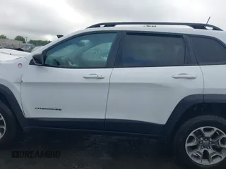 2022 Jeep Cherokee Trailhawk z VIN 1C4PJMBX1ND500729, wystawiony jako IAAI lot #42235098 z przebiegiem 60 354 mil mil oraz . Historia ofert i sprzedaży dostępna na DreamBid. Obrazek 14.