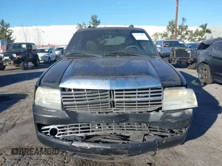 2007 Lincoln Navigator z VIN 5LMFU275X7LJ17484, wystawiony jako IAAI lot #41377997 z przebiegiem 159 418 mil mil oraz . Historia ofert i sprzedaży dostępna na DreamBid. Obrazek 6.