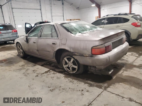 1998 Cadillac Seville STS z VIN 1G6KY5490WU916771, wystawiony jako Copart lot #58699555 z przebiegiem 129 944 mil mil oraz Nie do naprawy. Historia ofert i sprzedaży dostępna na DreamBid. Obrazek 2.