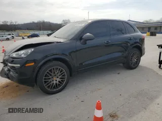 2018 Porsche Cayenne z VIN WP1AA2A21JKA05905, wystawiony jako Copart lot #48729765 z przebiegiem 88 995 mil mil oraz Szkoda całkowita • Salvage title. Historia ofert i sprzedaży dostępna na DreamBid. Obrazek 1.