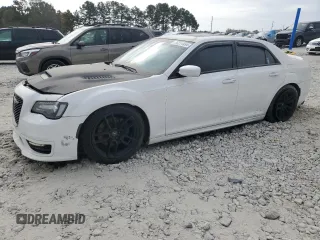 2020 Chrysler 300 S z VIN 2C3CCABT1LH145893, wystawiony jako Copart lot #78214484 z przebiegiem 76 839 mil mil oraz Szkody całkowita. Historia ofert i sprzedaży dostępna na DreamBid. Obrazek 1.