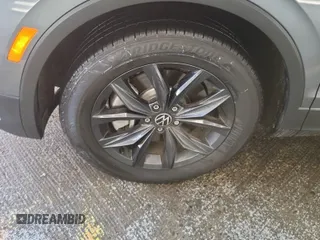 2024 Volkswagen Tiguan SE с VIN 3VV3B7AX0RM107010, выставлен на аукционе IAAI как лот 42889810 с пробегом 22 903 миль миль и . История ставок и продаж доступна на DreamBid. Изображение 52.