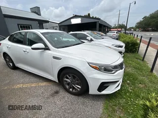 2019 Kia Optima LX z VIN 5XXGT4L35KG358523, wystawiony jako Copart lot #60145935 z przebiegiem 114 034 mil mil oraz Czysty tytuł • Clean title. Historia ofert i sprzedaży dostępna na DreamBid. Obrazek 1.