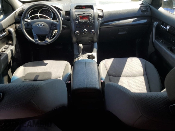 2012 Kia Sorento LX z VIN 5XYKT3A13CG229246, wystawiony jako Copart lot #54693175 z przebiegiem 161 718 mil mil oraz Czysty tytuł • Clean title. Historia ofert i sprzedaży dostępna na DreamBid. Obrazek 8.