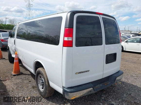 2020 Chevrolet Express Passenger LT z VIN 1GAZGPFG0L1243105, wystawiony jako IAAI lot #42086334 z przebiegiem 79 370 mil mil oraz . Historia ofert i sprzedaży dostępna na DreamBid. Obrazek 3.