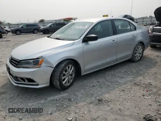 2015 Volkswagen Jetta SE z VIN 3VWD17AJXFM256597, wystawiony jako Copart lot #58774095 z przebiegiem 150 969 mil mil oraz Szkoda całkowita • Salvage title. Historia ofert i sprzedaży dostępna na DreamBid. Obrazek 1.