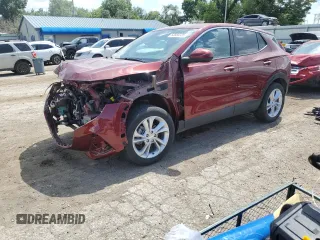 2023 Buick Encore GX Preferred z VIN KL4MMCSL3PB070373, wystawiony jako Copart lot #63856325 z przebiegiem Nie podano mil oraz Szkoda całkowita • Salvage title. Historia ofert i sprzedaży dostępna na DreamBid. Obrazek 1.