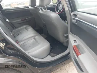 2005 Chrysler 300 Touring z VIN 2C3JA53G15H155185, wystawiony jako IAAI lot #42243504 z przebiegiem 176 557 mil mil oraz . Historia ofert i sprzedaży dostępna na DreamBid. Obrazek 8.