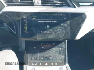 2021 Audi e-tron Premium Plus z VIN WA1LAAGE5MB012022, wystawiony jako IAAI lot #41458134 z przebiegiem 42 137 mil mil oraz . Historia ofert i sprzedaży dostępna na DreamBid. Obrazek 18.