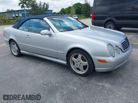 2001 Mercedes-Benz CLK 320/430 z VIN WDBLK70GX1T069063, wystawiony jako IAAI lot #42353619 z przebiegiem 107 770 mil mil oraz . Historia ofert i sprzedaży dostępna na DreamBid. Obrazek 1.