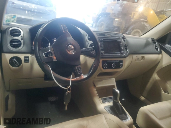 2012 Volkswagen Tiguan SE z VIN WVGAV7AX5CW536238, wystawiony jako Copart lot #55528005 z przebiegiem 127 732 mil mil oraz Szkody całkowita. Historia ofert i sprzedaży dostępna na DreamBid. Obrazek 8.