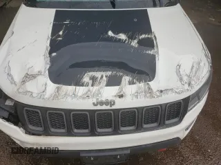 2019 Jeep Compass Trailhawk z VIN 3C4NJDDB3KT671061, wystawiony jako Copart lot #57349315 z przebiegiem Nie podano mil oraz Szkoda całkowita • Salvage title. Historia ofert i sprzedaży dostępna na DreamBid. Obrazek 12.
